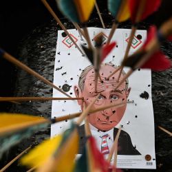 Esta fotografía muestra una diana de tiro con arco con la imagen del presidente ruso Vladímir Putin en la Antigua Fortaleza de Kamianets-Podilskyi, región de Jmelnitski, durante la invasión rusa de Ucrania. | Foto:YURIY DYACHYSHYN / AFP