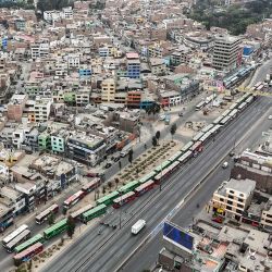 Esta vista aérea muestra autobuses bloqueando el Óvalo Habich durante una protesta convocada por empresas de transporte público contra la extorsión y exigiendo más seguridad, en Lima, Perú. | Foto:CONNIE FRANCE / AFP