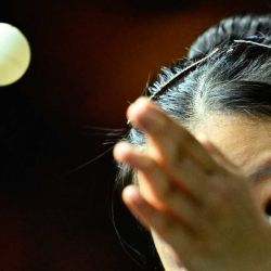 La surcoreana Shin Yu-bin le sirve a la china Wang Manyu durante su partido de semifinales individual femenino en el torneo China Smash Table Tennis 2025 en Pekín. | Foto:Wang Zhao / AFP