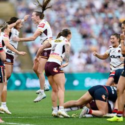 Las jugadoras de los Brisbane Broncos (de blanco) celebran tras ganar la Gran Final Femenina de la Liga Nacional de Rugby (NRL) entre los Sydney Roosters y los Brisbane Broncos en el Estadio Accor de Sídney. | Foto:Izhar Khan / AFP