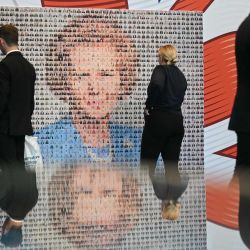 Los delegados observan un montaje que crea una imagen de la ex primera ministra conservadora Margaret Thatcher en el tercer día de la conferencia anual del Partido Conservador en Manchester, noroeste de Inglaterra. | Foto:OLI SCARFF / AFP