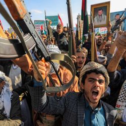 Partidarios de los hutíes de Yemen exhiben armas y corean consignas mientras se reúnen para una manifestación de condena a Israel y en apoyo a los palestinos, cerca de la Gran Mezquita de Saleh en Saná, la capital controlada por los hutíes. | Foto:MOHAMMED HUWAIS / AFP