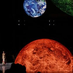 Una modelo presenta una creación de Chanel para la colección de prêt-à-porter femenina primavera-verano 2026, en el marco de la Semana de la Moda de París, en el Grand Palais de París. | Foto:ANNE-CHRISTINE POUJOULAT / AFP