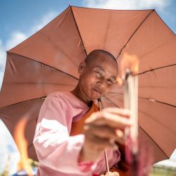 Una monja budista enciende incienso mientras visita la pagoda Shwedagon para conmemorar el día de luna llena del festival Thadingyut en Yangon. | Foto:Sai Aung Main / AFP