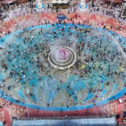 Vista aérea tomada con un dron de turistas participando en un evento de salpicaduras de agua en un punto escénico, en la ciudad de Jinghong, en la provincia de Yunnan, en el suroeste de China. Los destinos turísticos de toda China están experimentando un aumento en el número de visitantes desde que comenzó el feriado de ocho días por el Día Nacional y el Festival del Medio Otoño. | Foto:Xinhua/Li Yunsheng