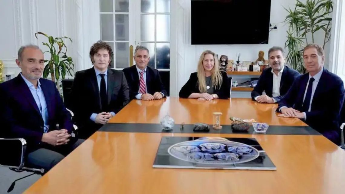 La Libertad Avanza's campaign committee meets at the Casa Rosada with Diego Santilli and Cristian Ritondo.