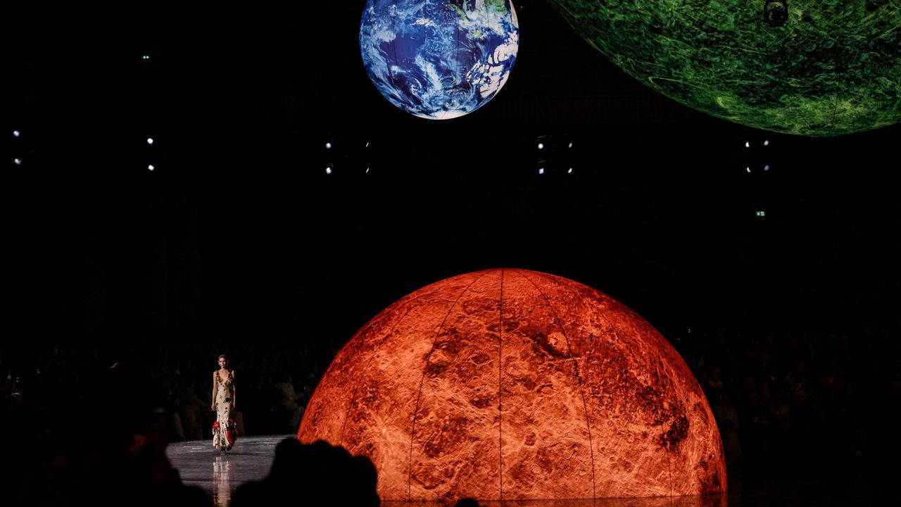 Una modelo presenta una creación de Chanel para la colección de prêt-à-porter femenina primavera-verano 2026, en el marco de la Semana de la Moda de París, en el Grand Palais de París. | Foto:ANNE-CHRISTINE POUJOULAT / AFP