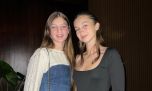 Indiana y Allegra Cubero anticipan los jeans del verano con detalles de brillo y aire noventoso