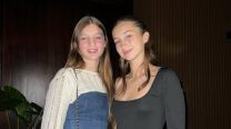 Indiana y Allegra Cubero anticipan los jeans del verano con detalles de brillo y aire noventoso