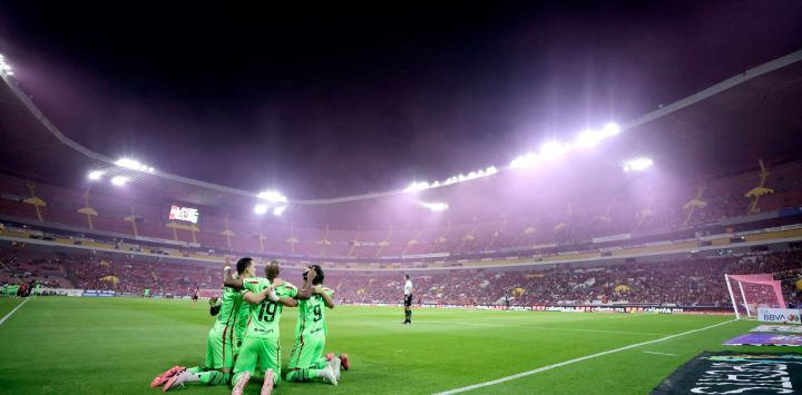 El delantero colombiano de Juárez, Oscar Estupiñán, celebra con sus compañeros el primer gol de su equipo durante el partido del Apertura de la Liga MX entre Atlas y Juárez en el Estadio Jalisco en Guadalajara, Jalisco, México.