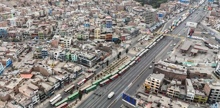 Esta vista aérea muestra autobuses bloqueando el Óvalo Habich durante una protesta convocada por empresas de transporte público contra la extorsión y exigiendo más seguridad, en Lima, Perú.