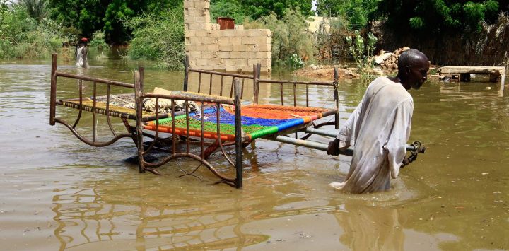 Imagen de un residente vadeando a través del agua de la inundación mientras intenta recuperar dos camas, en la ciudad de Bahri, en el norte de Jartum, Sudán. El ministro de Agricultura e Irrigación de Sudán instó a todos los ciudadanos que viven a lo largo de las orillas del río Nilo a tomar las precauciones necesarias para proteger sus vidas y propiedades, ya que los niveles del río están aumentando hasta el nivel de inundación en varios estados.