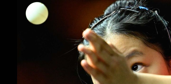 La surcoreana Shin Yu-bin le sirve a la china Wang Manyu durante su partido de semifinales individual femenino en el torneo China Smash Table Tennis 2025 en Pekín.