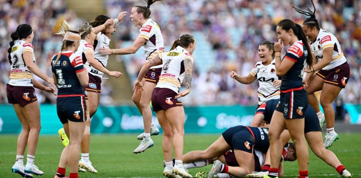 Las jugadoras de los Brisbane Broncos (de blanco) celebran tras ganar la Gran Final Femenina de la Liga Nacional de Rugby (NRL) entre los Sydney Roosters y los Brisbane Broncos en el Estadio Accor de Sídney.