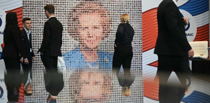 Los delegados observan un montaje que crea una imagen de la ex primera ministra conservadora Margaret Thatcher en el tercer día de la conferencia anual del Partido Conservador en Manchester, noroeste de Inglaterra.