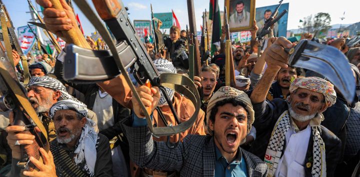 Partidarios de los hutíes de Yemen exhiben armas y corean consignas mientras se reúnen para una manifestación de condena a Israel y en apoyo a los palestinos, cerca de la Gran Mezquita de Saleh en Saná, la capital controlada por los hutíes.