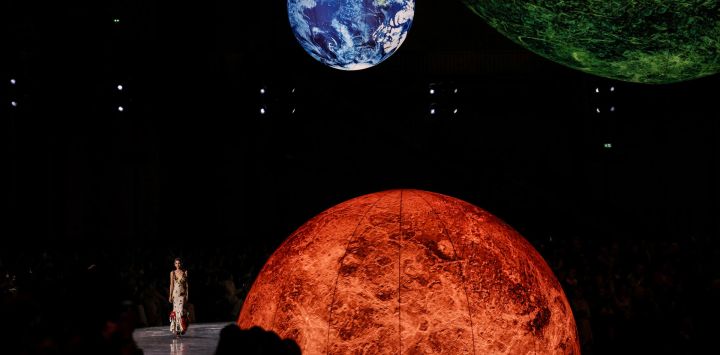 Una modelo presenta una creación de Chanel para la colección de prêt-à-porter femenina primavera-verano 2026, en el marco de la Semana de la Moda de París, en el Grand Palais de París.