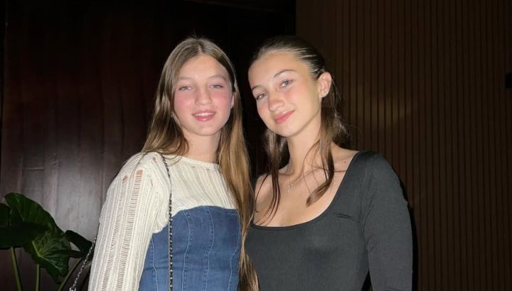 Indiana y Allegra Cubero anticipan los jeans del verano con detalles de brillo y aire noventoso