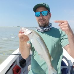 Es clave usar boyas chicas a medianas, con colores claros con mejor funcionamiento. Aparejos livianos y sutiles, con un peje que come más firme pero sigue estando algo mañoso. Los piques se dan tanto cerca de la lancha como lejos, sin dudas, una laguna muy poblada.