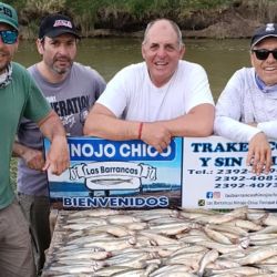 Es clave usar boyas chicas a medianas, con colores claros con mejor funcionamiento. Aparejos livianos y sutiles, con un peje que come más firme pero sigue estando algo mañoso. Los piques se dan tanto cerca de la lancha como lejos, sin dudas, una laguna muy poblada.