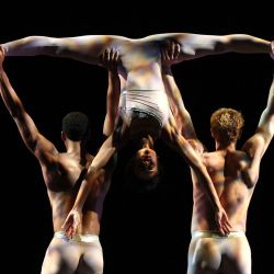 Bailarines del Ballet West interpretan una escena de "Light Rain" durante un ensayo general en el Festival de Danza Arpino, que presenta una selección de las obras emblemáticas de Gerald Apino en el Teatro Joyce de Nueva York. | Foto:TIMOTHY A. CLARY / AFP