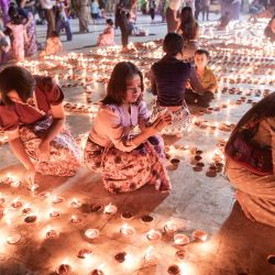 Devotos budistas encienden lámparas de barro en la pagoda Botahtaung para celebrar el día de luna llena del festival Thadingyut en Yangón, Myanmar. | Foto:Sai Aung Main / AFP
