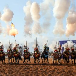 Imagen de una escena durante el Tbourida, un espectáculo ecuestre marroquí, durante el XVI Espectáculo de Caballos de El Yadida, Marruecos. | Foto:Xinhua/Huo Jing