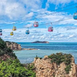 Imagen tomada con un dron de turistas viajando en teleféricos turísticos en un punto escénico, en Rongcheng, en la provincia de Shandong, en el este de China. Turistas de todo el país no muestran señales de que su entusiasmo disminuya a medida que las vacaciones por el Día Nacional y el Festival del Medio Otoño llegan a su fin. | Foto:Xinhua/Li Xinjun