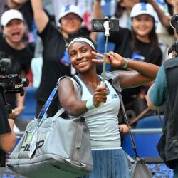 La estadounidense Coco Gauff se toma una selfie mientras celebra tras vencer a la japonesa Moyuka Uchijima en su partido individual femenino en el torneo de tenis Abierto de Wuhan en Wuhan, provincia de Hubei, en el centro de China. | Foto:ADEK BERRY / AFP