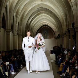 Modelos presentan vestidos de novia creados por Agnes B para la colección de prêt-à-porter femenina primavera-verano 2026, en el marco de la Semana de la Moda de París. | Foto:Thibaud Moritz / AFP