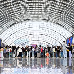 Pasajeros son vistos en la sala de espera de la Estación del Ferrocarril Oeste de Tianjin, en Tianjin, en el norte de China. | Foto:Xinhua/Zhao Zishuo