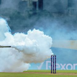 Un miembro del personal de campo fumiga el campo durante el partido internacional de un día (ODI) de la Copa Mundial de Críquet Femenina ICC 2025 entre India y Pakistán en el Estadio Internacional de Críquet R. Premadasa en Colombo. | Foto:ISHARA S. KODIKARA / AFP