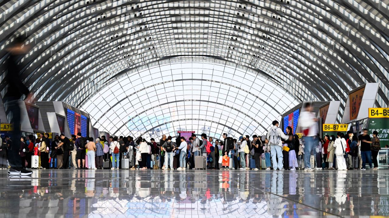 Pasajeros son vistos en la sala de espera de la Estación del Ferrocarril Oeste de Tianjin, en Tianjin, en el norte de China. | Foto:Xinhua/Zhao Zishuo