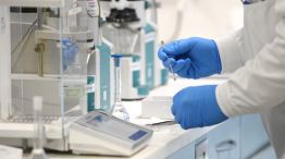 Anmat resolvió la inhibición preventiva de las actividades productivas de Laboratorios Polybius.