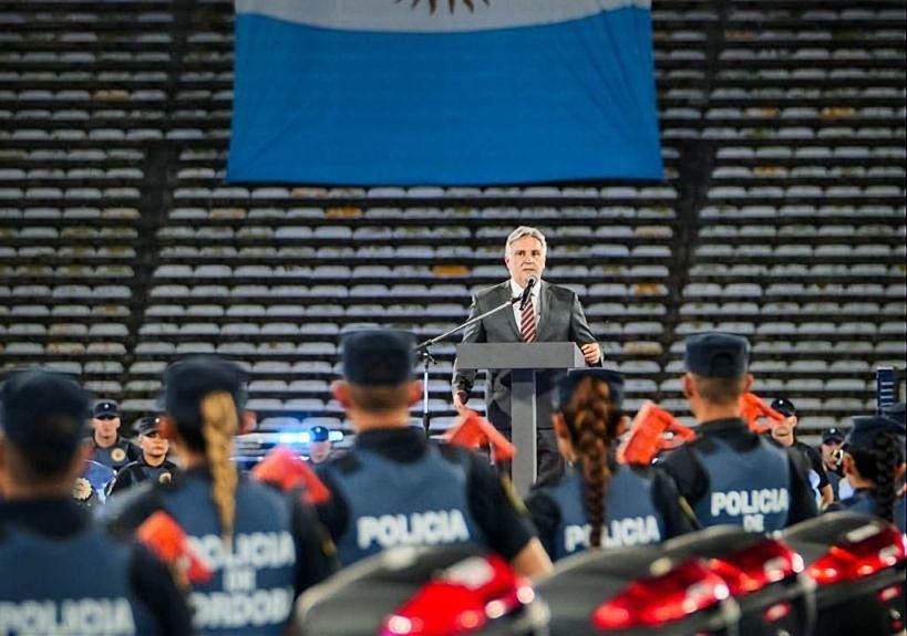 MARTÍN LLARYORA. El gobernador entregó 400 camionetas a la Policía de Córdoba.