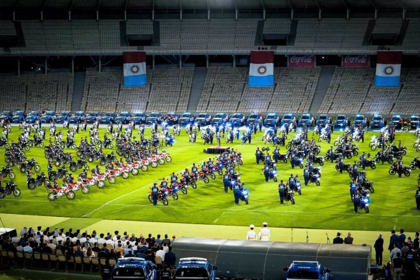 MARTÍN LLARYORA. El gobernador entregó 400 camionetas a la Policía de Córdoba.