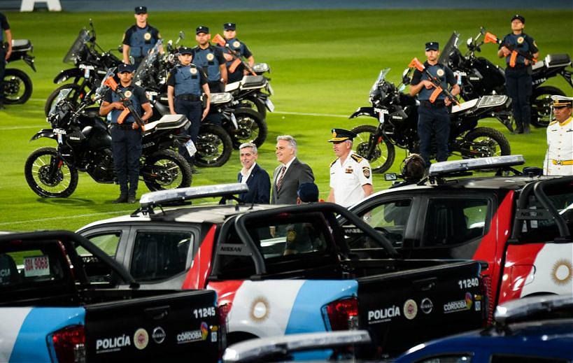 MARTÍN LLARYORA. El gobernador entregó 400 camionetas a la Policía de Córdoba.