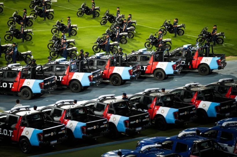 MARTÍN LLARYORA. El gobernador entregó 400 camionetas a la Policía de Córdoba.