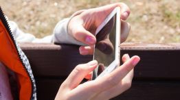 Adolescente con telefono celular 09102025