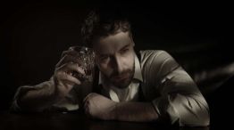 Persona que no puede dormir, preocupada 20251009