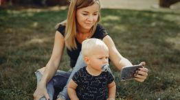 Un niño frente a un celular