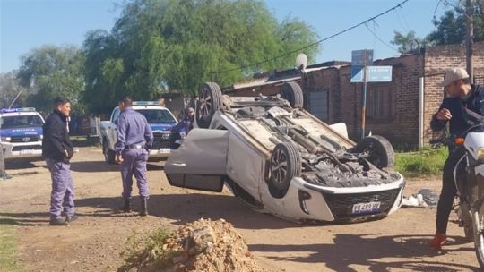 Robo, persecución y vuelco en Resistencia: recuperaron un auto robado y detuvieron a tres sospechosos, dos de ellos menores