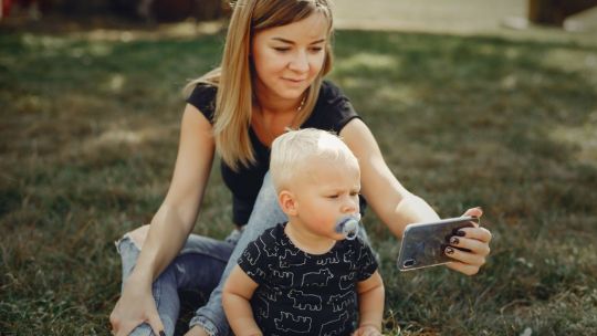 Un niño frente a un celular