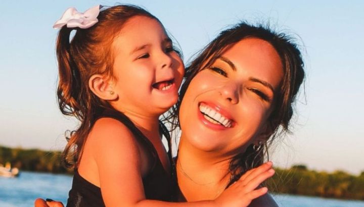 Sarah Burlando sorprendió a Barby Franco con una torta de cumpleaños hecha por ella misma