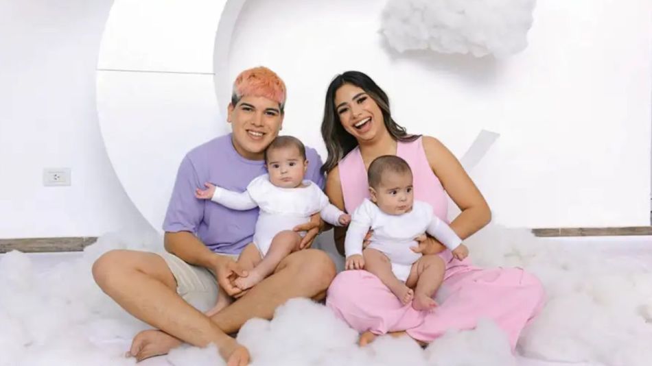 Thiago Medina y Daniela Celis junto a sus hijas, Laia y Aimé