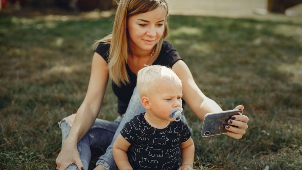 Un niño frente a un celular