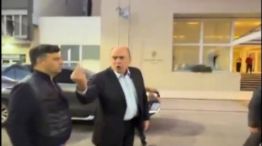 Guillermo Francos insulta a un manifestante