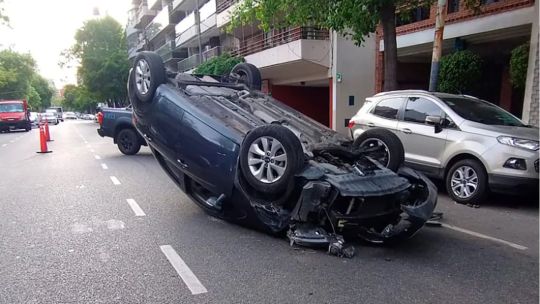 Caballito: una mujer se quedó dormida al volante, chocó contra un auto estacionado y volcó