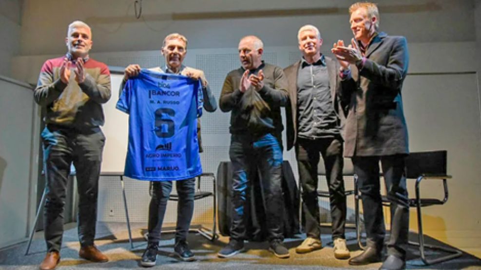 ESTAMPA. Luego de la exposición, 'Miguelo' recibió una camiseta de Estudiantes personalizada.