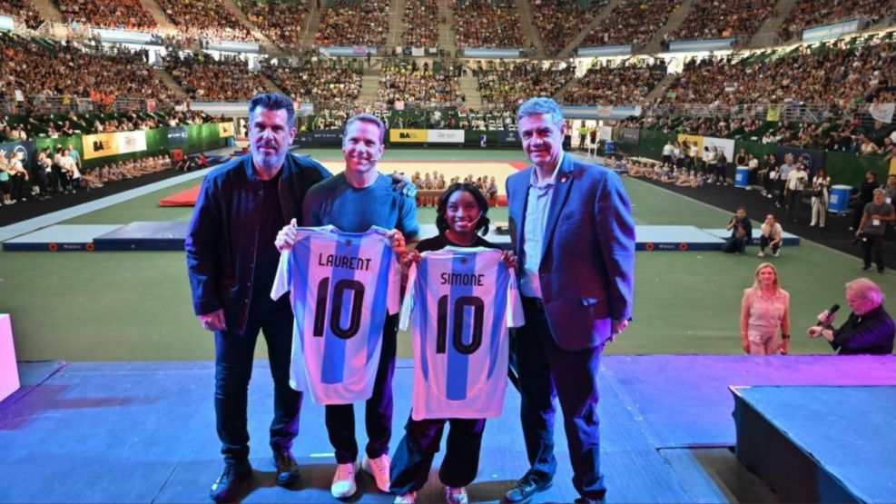 Jorge Macri le entregó a la gimnasta Simone Biles la Llave del Parque Olímpico, el mayor complejo deportivo de la Ciudad